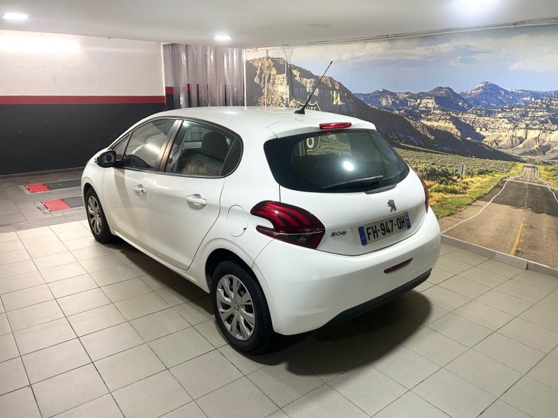 PEUGEOT 208