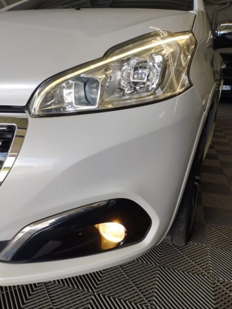 PEUGEOT 208 2016
