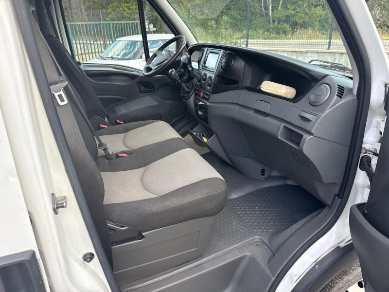 IVECO Daily 35S15 2.3 146ch 3pl CAMION AMENAGÉ / GALERIE DE TOIT / ATTELAGE