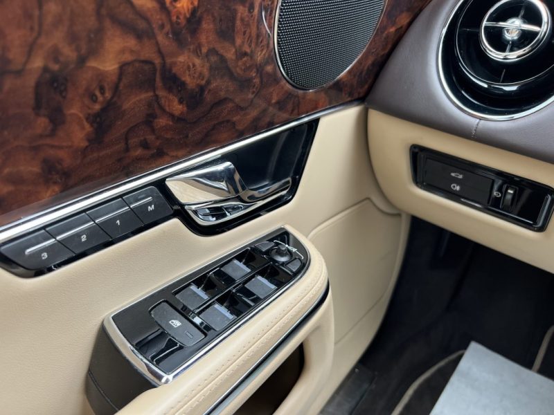 JAGUAR XJ 351 LUXE PREMIUM 3.0 V6 275 Cv BOITE AUTO CUIR TOIT OUVRANT 82 600 Kms - GARANTIE 1 AN