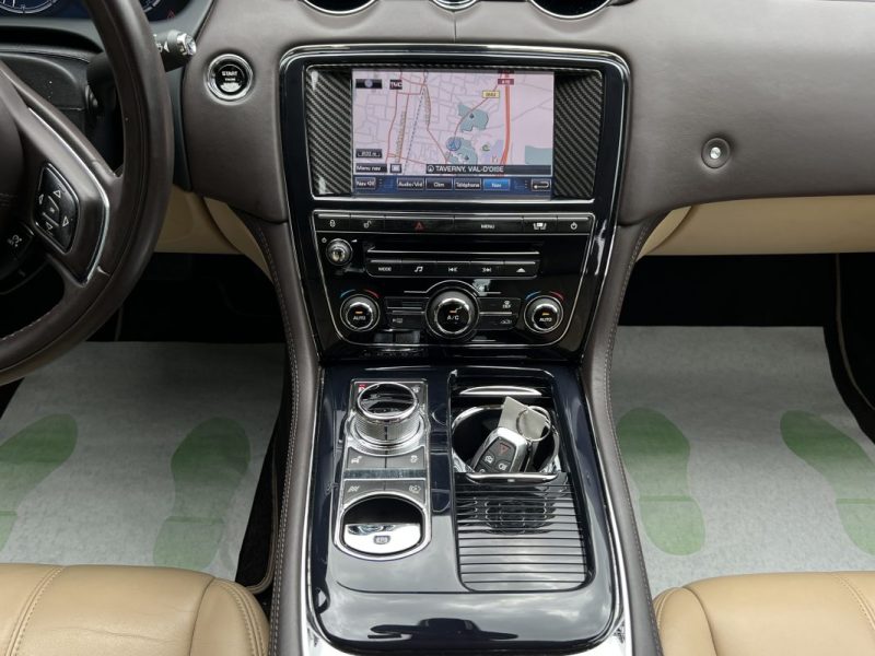JAGUAR XJ 351 LUXE PREMIUM 3.0 V6 275 Cv BOITE AUTO CUIR TOIT OUVRANT 82 600 Kms - GARANTIE 1 AN