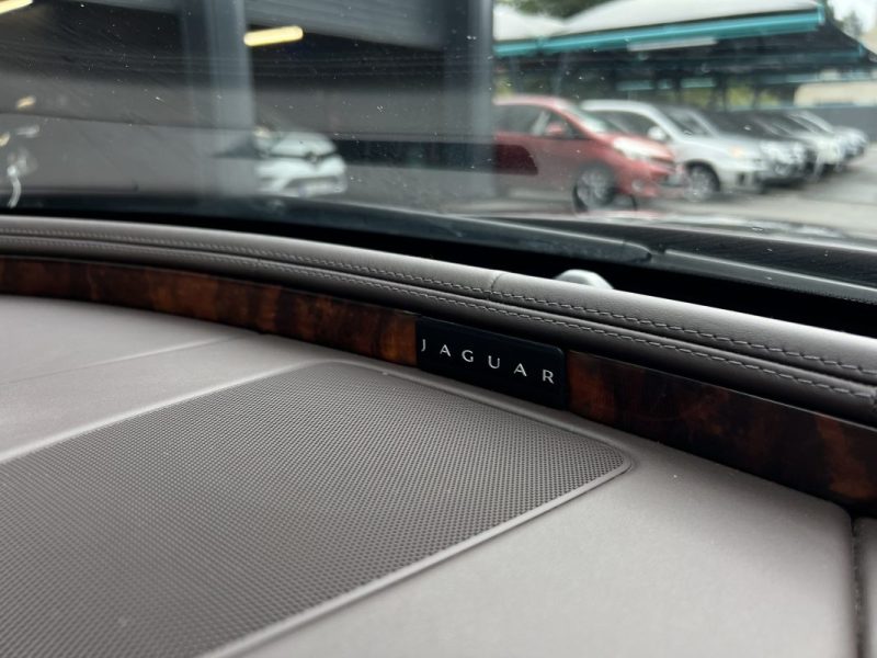 JAGUAR XJ 351 LUXE PREMIUM 3.0 V6 275 Cv BOITE AUTO CUIR TOIT OUVRANT 82 600 Kms - GARANTIE 1 AN