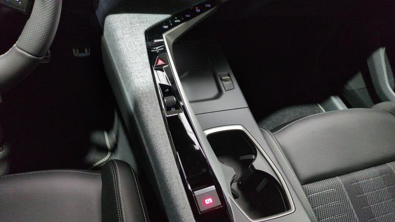 Peugeot 3008 nouveau Hybrid 145 e-dcs6 gt + toit pano + pack 360 vision & drive assist plus