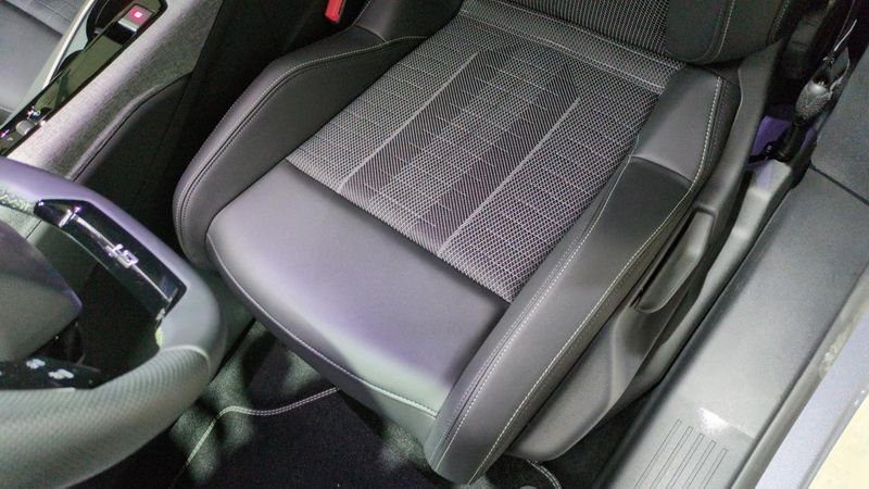 Peugeot 3008 nouveau Hybrid 145 e-dcs6 gt + toit pano + pack 360 vision & drive assist plus