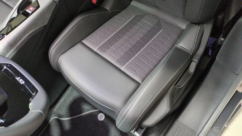 Peugeot 3008 nouveau Hybrid 145 e-dcs6 gt + toit pano + pack 360 vision & drive assist plus