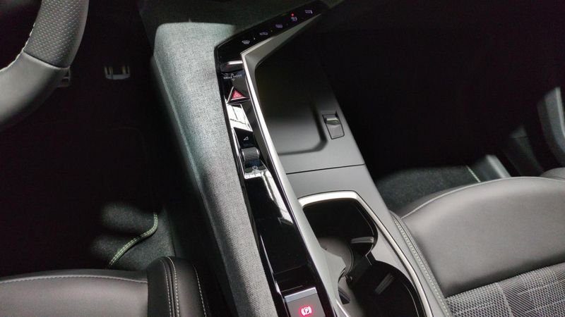 Peugeot 3008 nouveau Hybrid 145 e-dcs6 gt + toit pano + pack 360 vision & drive assist plus