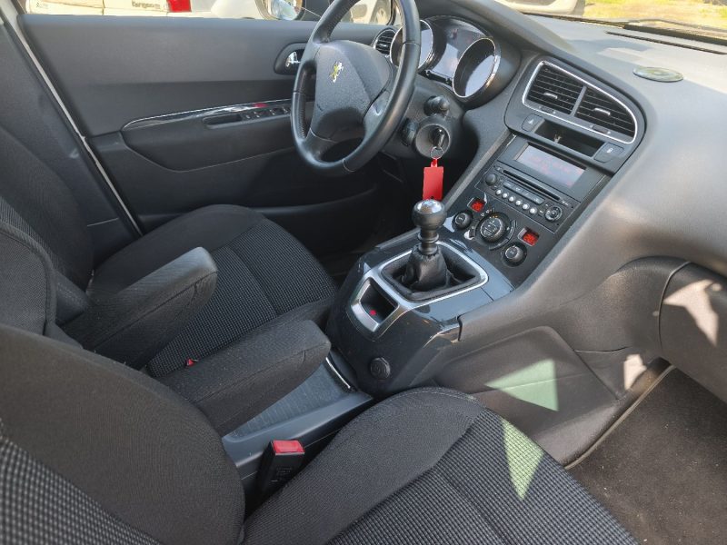 PEUGEOT 5008 2011