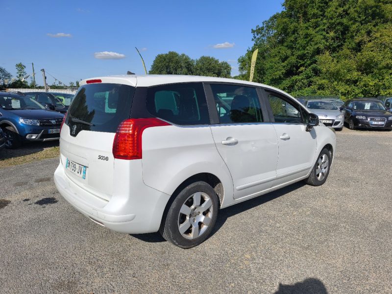 PEUGEOT 5008 2011