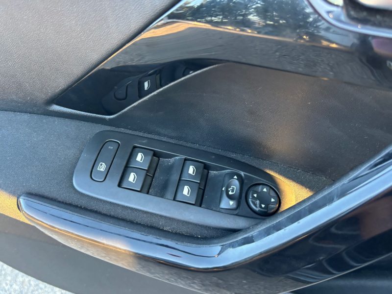 PEUGEOT 208 2019
