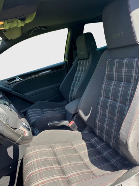 VOLKSWAGEN GOLF VI GTI 210