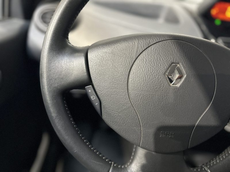 RENAULT TWINGO II 1.2 16v 75ch Night And Day - Distri OK