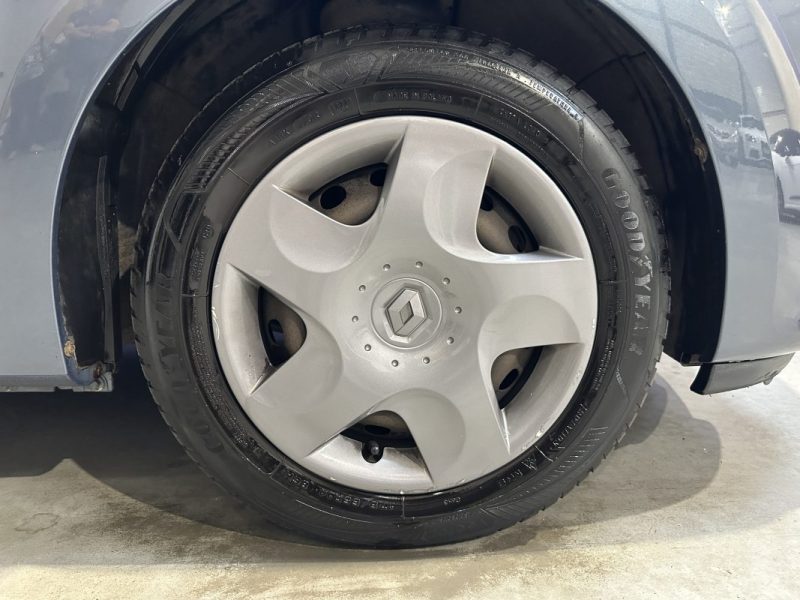 RENAULT TWINGO II 1.2 16v 75ch Night And Day - Distri OK