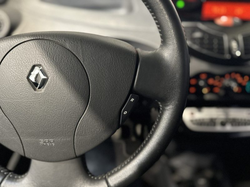 RENAULT TWINGO II 1.2 16v 75ch Night And Day - Distri OK