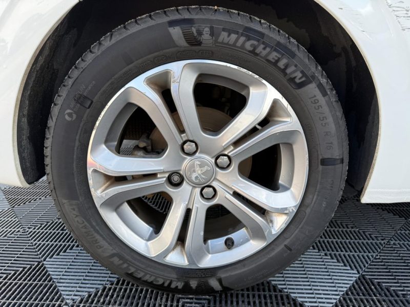 PEUGEOT 208 1.6 e-HDi allure 3p GARANTIE 12 MOIS