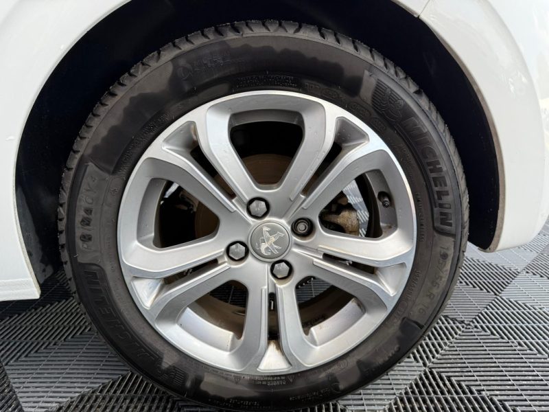 PEUGEOT 208 1.6 e-HDi allure 3p GARANTIE 12 MOIS