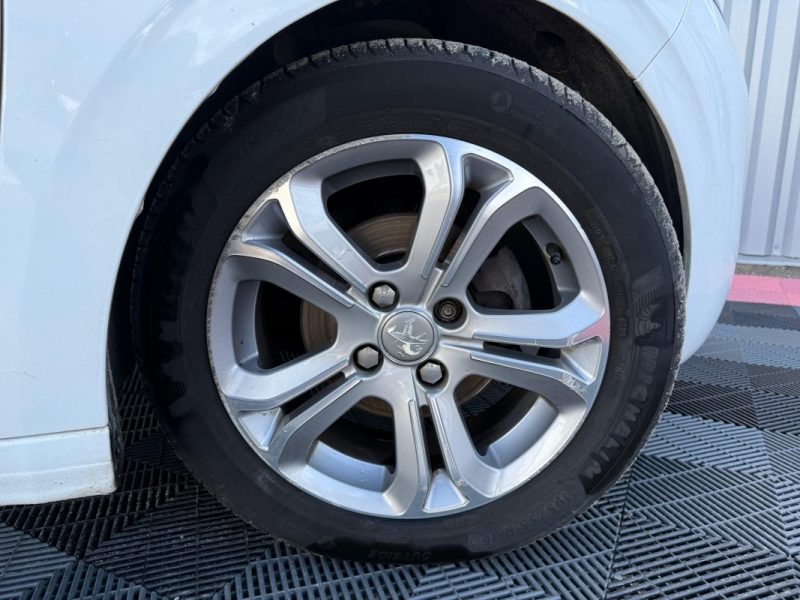 PEUGEOT 208 1.6 e-HDi allure 3p GARANTIE 12 MOIS