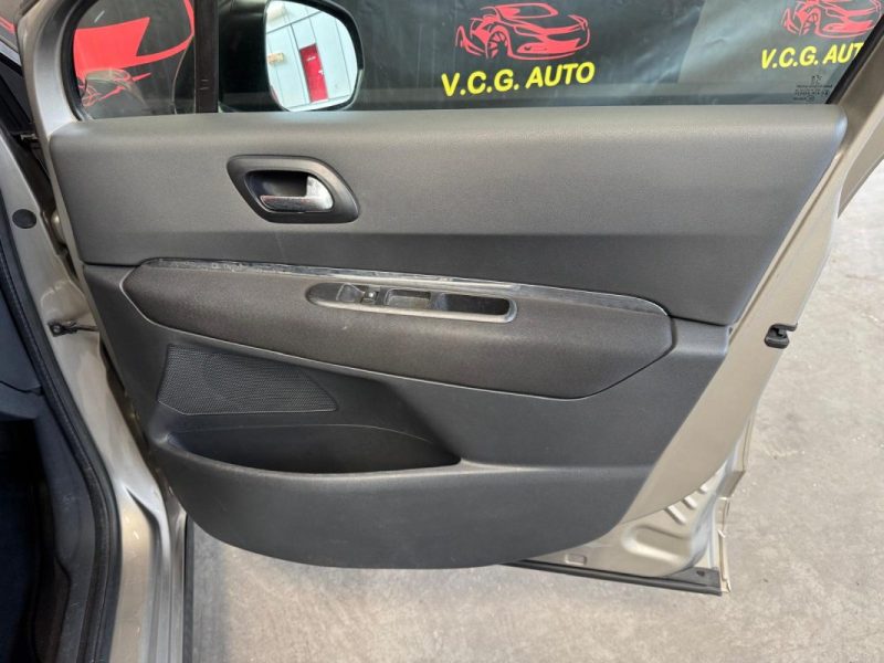 PEUGEOT 3008 1.6 HDi 112 Business Pack 