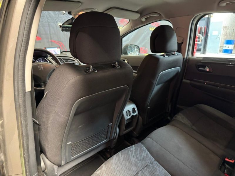 PEUGEOT 3008 1.6 HDi 112 Business Pack 