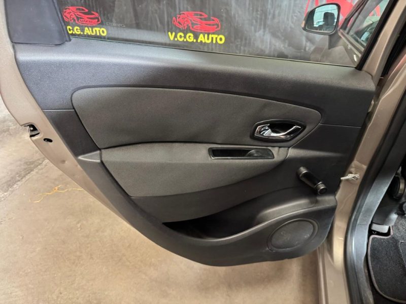 RENAULT MEGANE SCENIC 1.5 dCi 110ch Authentique 7pl 