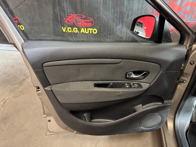 RENAULT MEGANE SCENIC 1.5 dCi 110ch Authentique 7pl 