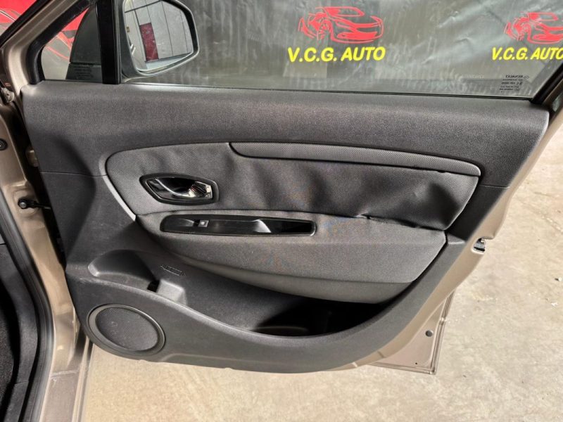 RENAULT MEGANE SCENIC 1.5 dCi 110ch Authentique 7pl 