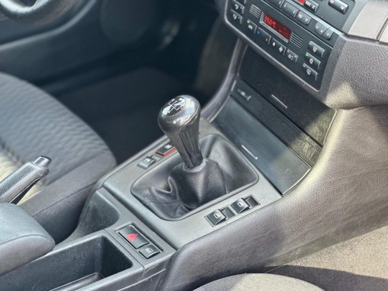 BMW SERIE 3 E46 PHASE 1 / ESSENCE / 5 PORTES / BOITE MANUELLE / REVISION COMPLETE OK