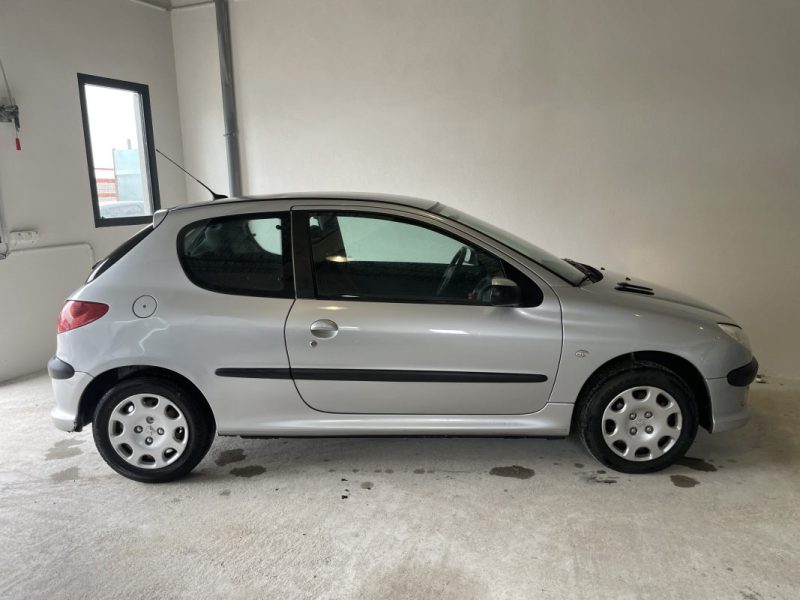 PEUGEOT 206 URBAN 1.4 75 ch pack clim / distribution faite