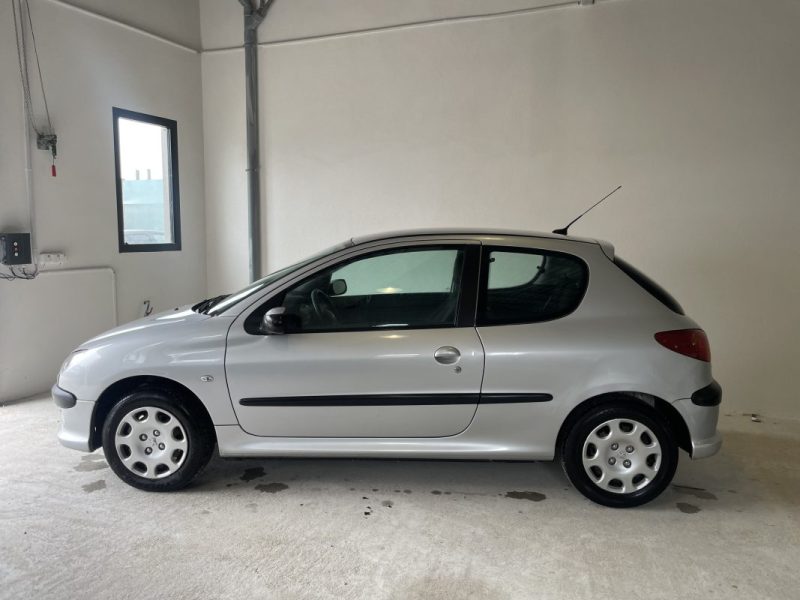 PEUGEOT 206 URBAN 1.4 75 ch pack clim / distribution faite
