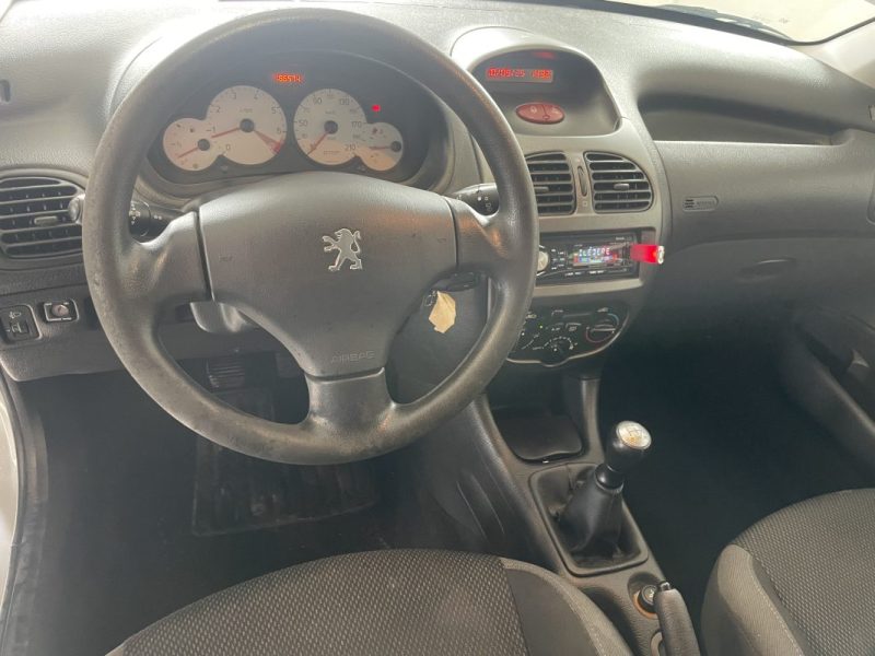 PEUGEOT 206 URBAN 1.4 75 ch pack clim / distribution faite