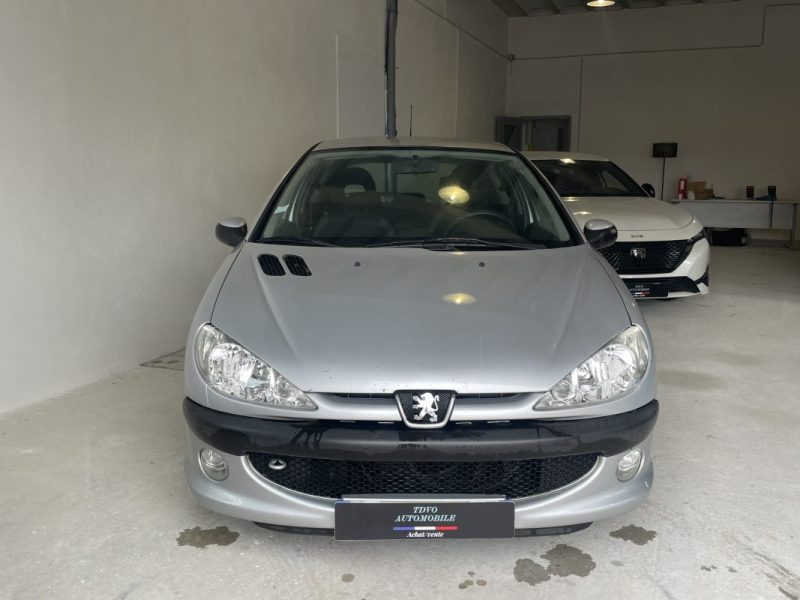 PEUGEOT 206 URBAN 1.4 75 ch pack clim / distribution faite