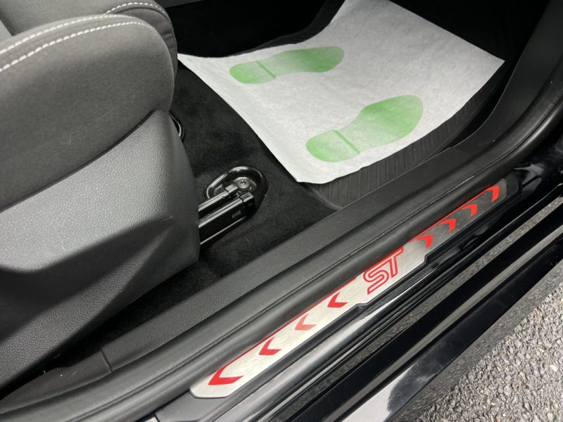 FORD FOCUS III PHASE 2 ST 2.0 TDCI 185 Cv 5 PORTES / SIEGES RECARO - GARANTIE 1 AN