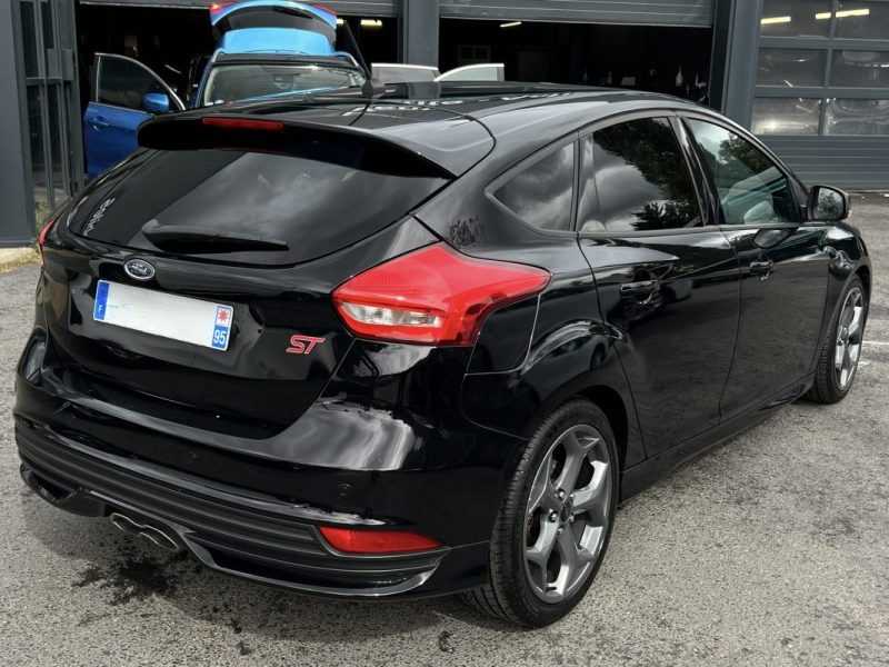 FORD FOCUS III PHASE 2 ST 2.0 TDCI 185 Cv 5 PORTES / SIEGES RECARO - GARANTIE 1 AN