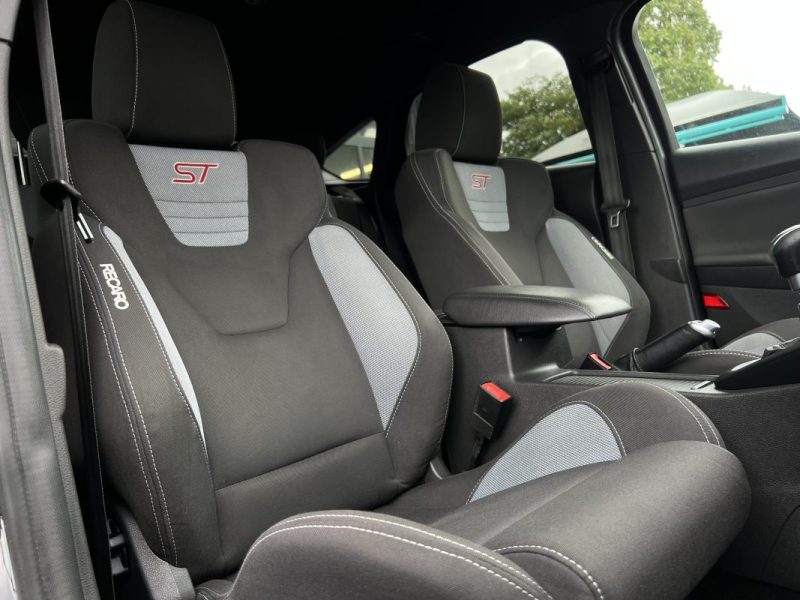 FORD FOCUS III PHASE 2 ST 2.0 TDCI 185 Cv 5 PORTES / SIEGES RECARO - GARANTIE 1 AN