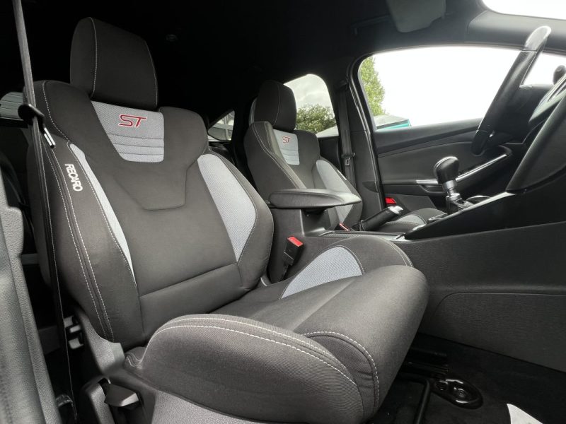 FORD FOCUS III PHASE 2 ST 2.0 TDCI 185 Cv 5 PORTES / SIEGES RECARO - GARANTIE 1 AN