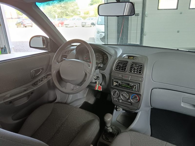 HYUNDAI ACCENT 1.5 CRDI 82 cv / DISTRIBUTION + FREINS AV NEUFS + REVISION A JOUR + BATTERIE NEUVE