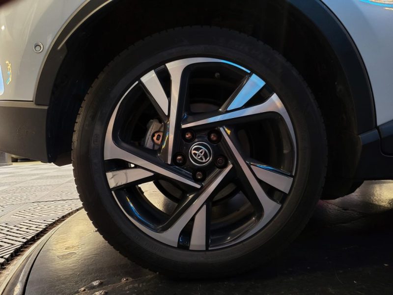 TOYOTA C-HR 1.8 122H COLLECTION / VOLANT CHAUFFANT / SIEGES ELECTRIQUES + CHAUFFANTS / APPLE CARPLAY