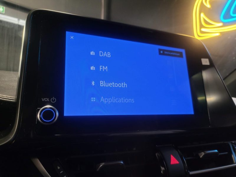 TOYOTA C-HR 1.8 122H COLLECTION / VOLANT CHAUFFANT / SIEGES ELECTRIQUES + CHAUFFANTS / APPLE CARPLAY