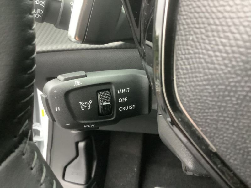 Peugeot 2008 Hybrid 145 e-DCS6 Allure