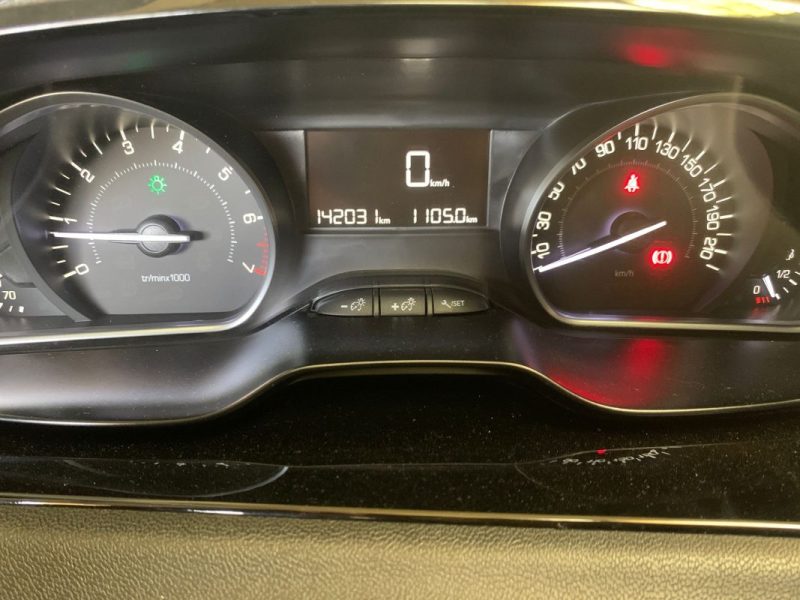 PEUGEOT 208 1.2 82ch Signature 5p 