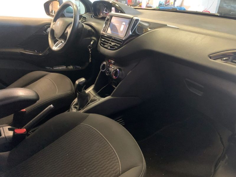 PEUGEOT 208 1.2 82ch Signature 5p 