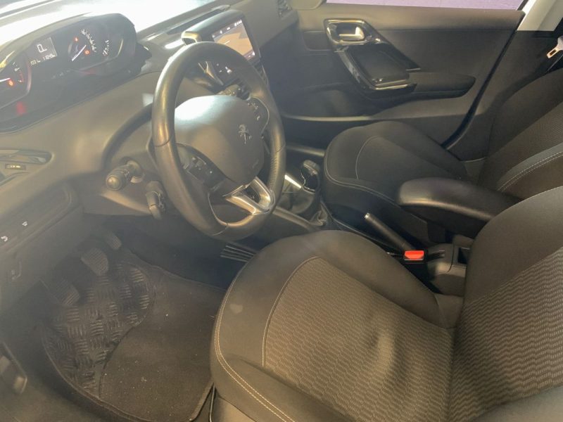 PEUGEOT 208 1.2 82ch Signature 5p 