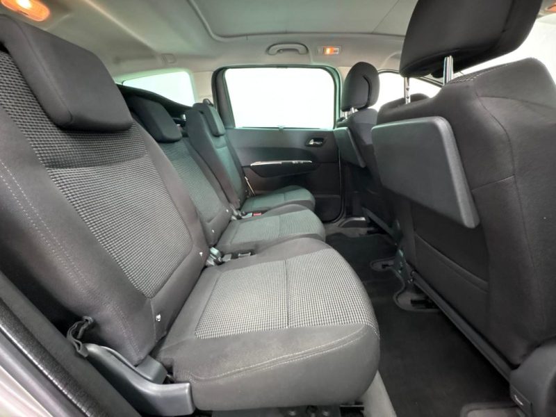 PEUGEOT 5008 1.6 HDi112 FAP Confort Pack