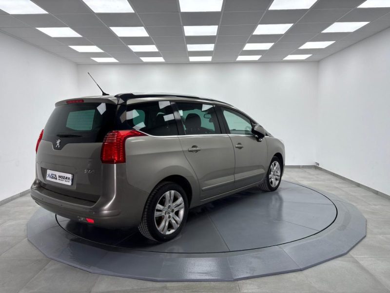 PEUGEOT 5008 1.6 HDi112 FAP Confort Pack