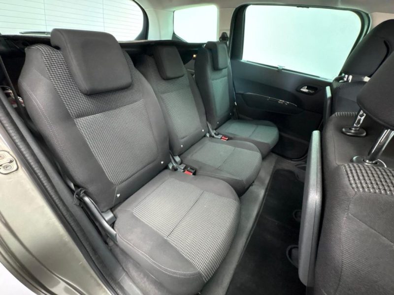 PEUGEOT 5008 1.6 HDi112 FAP Confort Pack