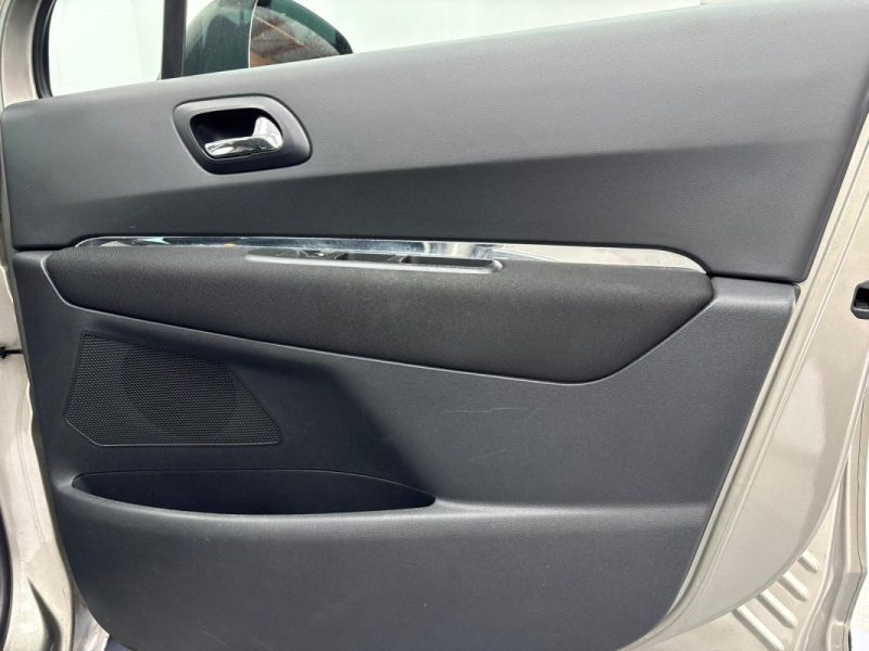 PEUGEOT 5008 1.6 HDi112 FAP Confort Pack