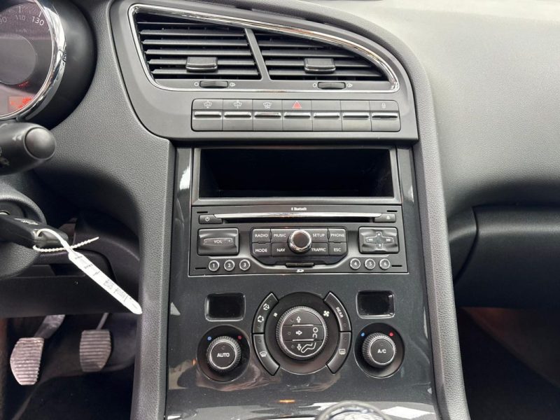 PEUGEOT 5008 1.6 HDi112 FAP Confort Pack