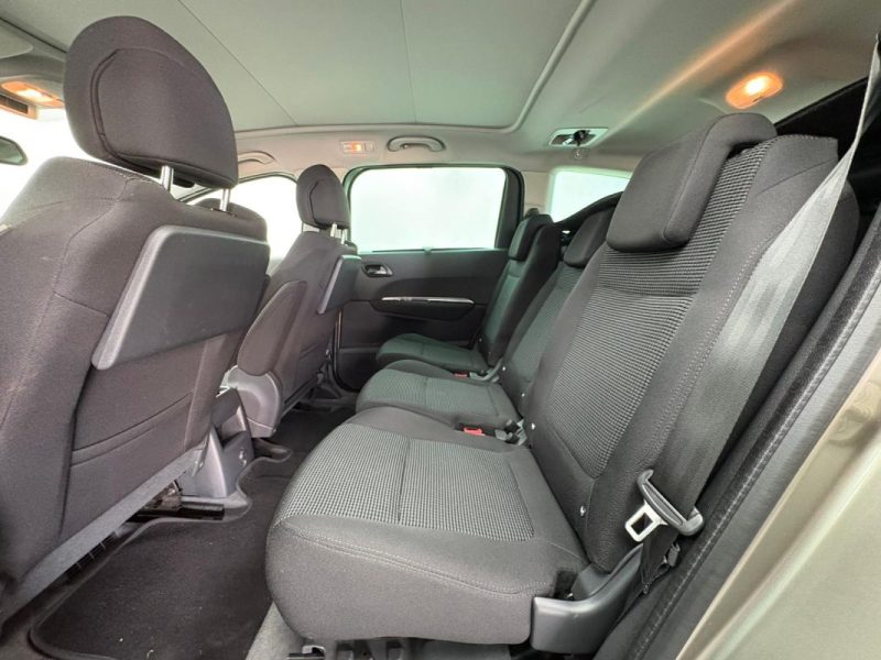 PEUGEOT 5008 1.6 HDi112 FAP Confort Pack