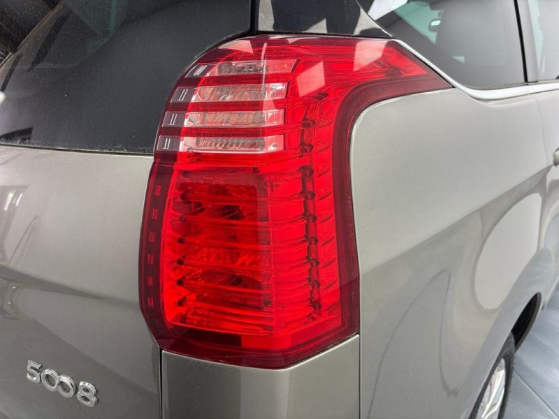 PEUGEOT 5008 1.6 HDi112 FAP Confort Pack