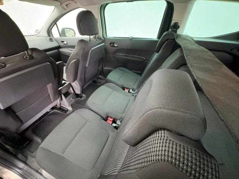 PEUGEOT 5008 1.6 HDi112 FAP Confort Pack