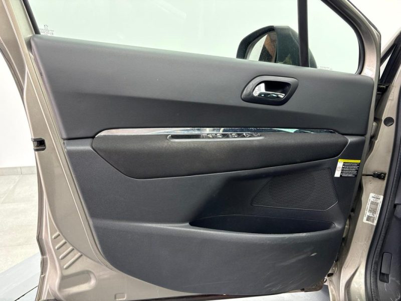 PEUGEOT 5008 1.6 HDi112 FAP Confort Pack